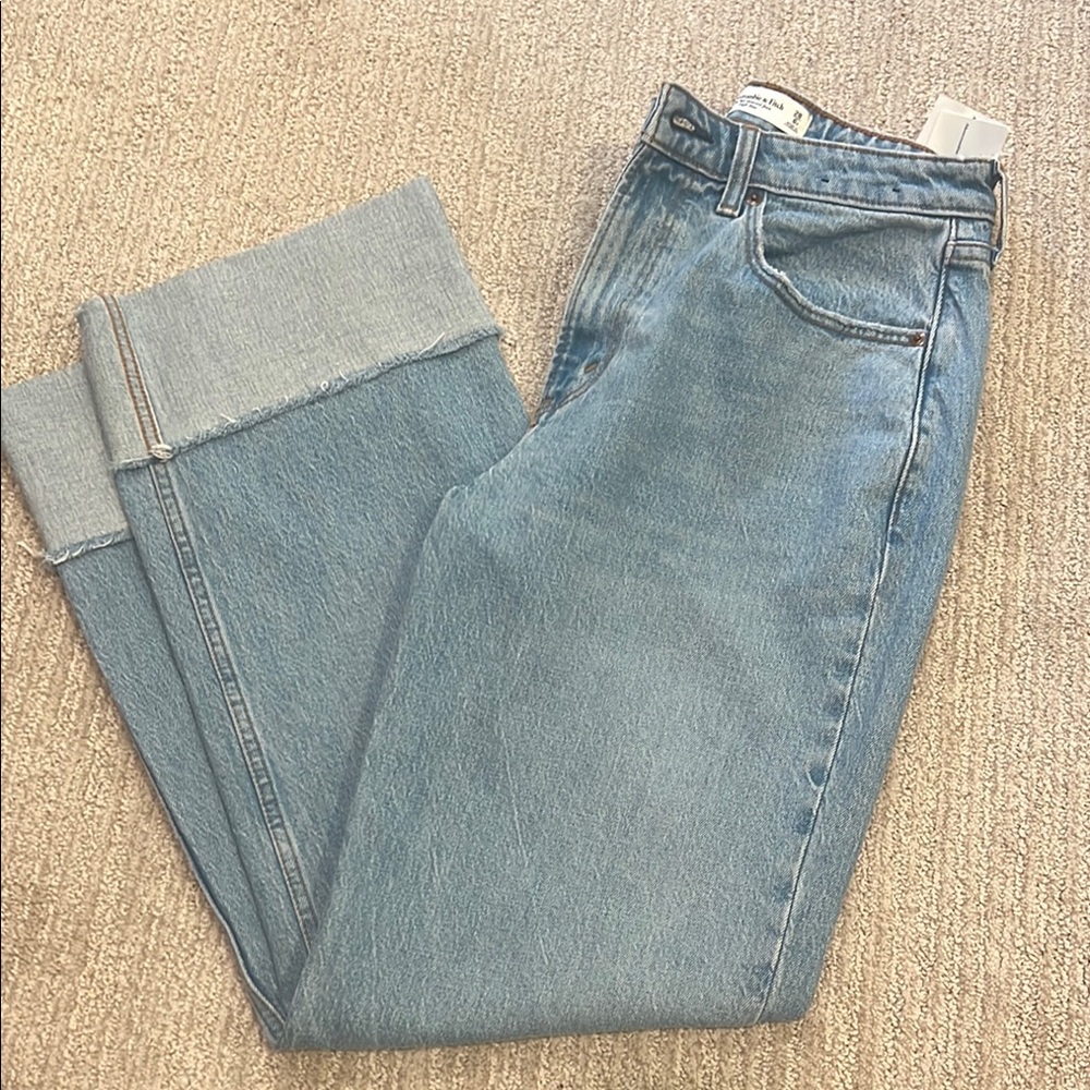 Abercrombie & Fir h Curve Love Cuffed Jean